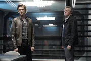 MacGyver (Lucas Till) und James MacGyver (Tate Donovan)