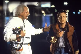Die Bekanntschaft mit dem leicht verr&uuml;ckten, aber genialen Wissenschaftler Dr. Emmett Brown (Christopher Lloyd) bringt Marty McFly (Michael J. Fox) in eine prek&auml;re Situation: Er wird in die Vergangenheit katapultiert, genauer gesagt in exakt das Jahr, in dem sich seine Eltern kennengelernt haben..