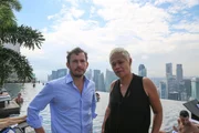 Giles Coren und Monica Galetti am Inifity Pool des "Marina Bay Sands" in Singapur. Giles Coren und Monica Galetti am Inifity Pool des "Marina Bay Sands" in Singapur.