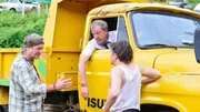 V.l.: James May, Jeremy Clarkson und Richard Hammond mit dem Jeremy's LKW in Burma.