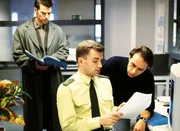 Hauptkommissar Frank Stolte (Johannes Brandrup, li.) und Kriminalkommissar Semir Gerkhan (Erdogan Atalay, re.) erhalten von Jochen Seyfert (Matthias Freihof) wichtige Informationen.