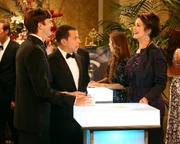 Als Alan (Jon Cryer, M) mit Walden (Ashton Kutcher, l.) auf eine Wohlt&auml;tigkeitsveranstaltung  geht, kann er sein Gl&uuml;ck kaum fassen - denn dort trifft er auf Lynda Carter (Lynda Carter, r.), den Schwarm seiner Jugend ...