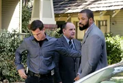 Die Apartments, in denen die Morde geschahen, gehören dem stadtbekannten Drogendealer Kellen "Drops" Tyford (Method Man, r.), der allerdings zur Tatzeit im Gefängnis saß. Die CSI'ler Nick Stokes (George Eads, l.) und Captain Jim Brass (Paul Guilfoyle) erhoffen sich jedoch wichtige Informationen von ihm.