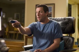 Durch die neue Universalfernbedienung hat der sonst so gestresste Michael (Adam Sandler) endlich mal wieder Zeit, sich in den Fernsehsessel zu setzen.