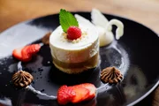 Menü von Veronika Kirchmaier aus Oberbayern. Die Nachspeise: Milcheis-Schwan mit zweierlei Schoko-Creme und Rhabarbertörtchen.