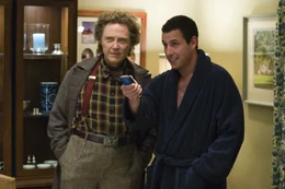 Durch Morty (Christopher Walken, l.) erf&auml;hrt Michael (Adam Sandler, r.), wie er die neue Fernbedienung benutzen muss ...
