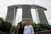 Giles Coren und Monica Galetti vor dem "Marina Bay Sands" in Singapur.
