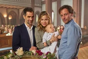 Michael (Gabriel Merz, l.), Karin (Jessica Ginkel) und Stefan (Hendrik Duryn) bei der Taufe von Frida.