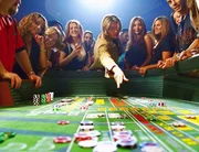 An den Casinow&uuml;rfeln werden Blutspuren des ermordeten Opfers gefunden. Der Filmstar Tom Haviland (Chad Michael Murray, M.) wird verhaftet. Doch kann man ihm die Tat nachweisen?