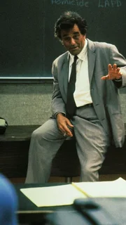 Lt. Columbo (Peter Falk) hält einen Gastvortrag an der Universität. Währenddessen wird der Kriminologe Professor Rusk ermordet. Lt. Columbo (Peter Falk) hält einen Gastvortrag an der Universität. Währenddessen wird der Kriminologe Professor Rusk ermordet.