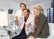 Dr. Stefan Frank (Sigmar Solbach) und Marie-Luise (Christiane Brammer, li.) freuen sich mit der Patientin Sabine Münter (Gitte Ertbirk) über die ersten Ultraschallbilder ihrer ungeborenen Zwillinge.