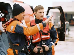 L-R: Ben Randall (Kevin Costner) und Jake Fischer (Ashton Kutcher)