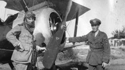 Ein Pilot und ein Soldat stehen neben dem Flugzeug