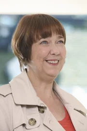 Zieht in eins von Pauls Häusern ein, da es auf Beths Namen läuft und sie es somit geerbt hat: Felicia Tilman (Harriet Sansom Harris).