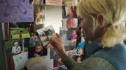 Wendy (Anne Heche, r.) und die vielen Erinnerungsst&uuml;cke an ihre vermisste Tochter Taylor (Kk Heim).