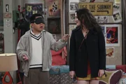 Als Max (Kat Dennings, r.) vom privaten Problem ihres Chefs Lee (Matthew Moy, l.) erf&auml;hrt, ist sie bereit, ihm unter die Arme zu greifen. Ob das eine gute Idee ist?