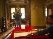 Holmes (Jonny Lee Miller, l.) versucht Bell (Jon Michael Hill, r.) beim Lernen für sein Polizeioffiziersexamen zu helfen. Doch sollte Bell bestehen, hieße das, dass er in einen anderen Bezirk versetzt werden würde ... Holmes (Jonny Lee Miller, l.) versucht Bell (Jon Michael Hill, r.) beim Lernen für sein Polizeioffiziersexamen zu helfen. Doch sollte Bell bestehen, hieße das, dass er in einen anderen Bezirk versetzt werden würde ...