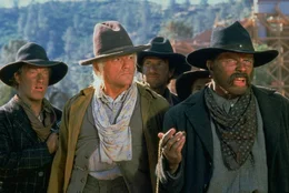 Doc Brown (Christopher Lloyd, 2.v.li.) und Buford 'Mad Dog' Tannen (Thomas F. Wilson, re.)