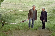 Die Kriminalhauptkommissare Ivo Batic (Miroslav Nemec, links) und Franz Leitmayr (Udo Wachtveitl) sichten den Leichenfundort.