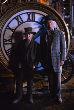 Nachdem er nun weiss, dass Doc (Christopher Lloyd, r.) im Jahr 1885 sterben soll, macht sich Marty (Michael J. Fox, l.) sofort auf den Weg in die Vergangenheit, um seinen Freund zu retten ...