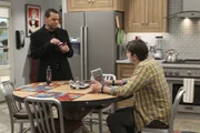 W&auml;hrend Alan (Jon Cryer, l.) versucht, sich mit Lyndseys neuem Freund anzufreunden, steht Walden (Ashton Kutcher, r.) Jenny zur Seite ...