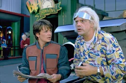 Kaum zur&uuml;ck aus der Vergangenheit mu&szlig; Marty McFly (Michael J. Fox, li.) Dr. Emmett Brown (Christopher Llyod) in die Zukunft begleiten, um im Jahre 2015 zu verhindern, da&szlig; seine Familie ins Ungl&uuml;ck st&uuml;rzt. .