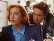 Die FBI-Agenten Dana Scully (Gillian Anderson, l.) und Fox Mulder (David Duchovny, r.) werden vom CIA angefordert, um bei der Lösung eines Falles voller unerklärbarer Phänomene zu helfen.