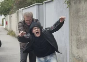 Kriminalhauptkommissar Ivo Batic (Miroslav Nemec, links) geht auf den Tatverdächtigen Markus Rapp (Shenja Lacher) los.