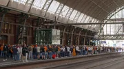 Eine gro&szlig;e Gruppe von Formel-1-Fans wartet am Amsterdamer Hauptbahnhof in Amsterdam, Niederlande, auf den Zug nach Zandvoort.