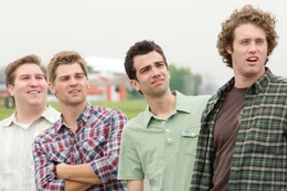 Seine Freunde (v.l.n.r.: Nate Torrence, Mike Vogel,  T.J. Miller) reden Kirk (Jay Baruchel, 2.v.r.) ein, dass Traumfrau Molly eine Nummer zu gro&szlig; f&uuml;r ihn ist ...