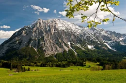 Fr&uuml;hlingslandschaft in Bad Mitterndorf mit Blick auf Grimming.