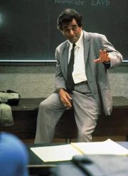 Lt. Columbo (Peter Falk) hält einen Gastvortrag an der Universität. Währenddessen wird der Kriminologe Professor Rusk ermordet.