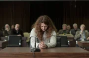 Melanie Bauer (Anna Maria Sturm) ist in den Zeugenstand des Gerichts geladen.