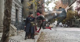 Dr. Stephen Strange (Benedict Cumberbatch, l.): Peter Parker / Spider-Man (Tom Holland, m.)