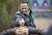 Als Semir (Erdogan Atalay) den Fluchthelfer festnehmen will, stellt sich heraus, dass dieser ebenfalls Polizist ist...