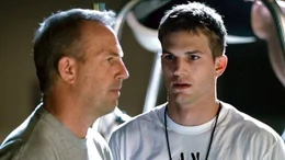Ben Randall (Kevin Costner, li.) und Jake Fischer (Ashton Kutcher)
