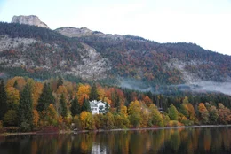 Herbstlandschaft am Grundlsee mit Blick auf Loser.