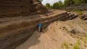 Im Steinbruch Emmelberg entdeckt Colin Devey Spuren des ehemaligen Vulkanismus.