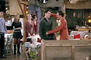 (v.l.n.r.) Ross Geller (David Schwimmer); Rachel Green (Jennifer Aniston); Phoebe Buffay (Lisa Kudrow); Monica Geller (Courteney Cox); Joey Tribbiani (Matt LeBlanc); Chandler Bing (Matthew Perry)