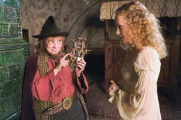 Wenn die Sanduhr abgelaufen ist, will Rumpelstilzchen (Katharina Thalbach) das Kind der K&ouml;nigin (Marie-Christine Friedrich) mitnehmen