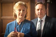 Schulleiterin Sylvia Mountford (Maggie Steed) kann DCI Barnaby (Neil Dudgeon) in ihrem Büro nichts über das Mordopfer erzählen.