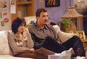 Monica Geller (Courteney Cox, l.); Richard (Tom Selleck, r.)