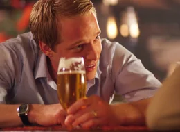 Auch Adelige m&uuml;ssen mal die Sau rauslassen: Prinz Edvard von D&auml;nemark (Chris Geere) ...
