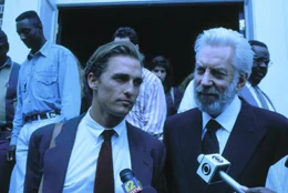 Der junge, noch unerfahrene Anwalt Jake Brigance (Matthew McConaughey, l.) &uuml;bernimmt unter Anleitung des gewieften Anwalts Lucien Wilbanks (Donald Sutherland, r.) die Verteidigung eines Schwarzen, der die Vergewaltiger seiner Tochter erschossen hat ...