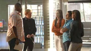 Horatio (David Caruso, 2.v.li.) spricht mit Walter (Omar Miller, li.), Sam (Taylor Cole, 3.v.re.), Ryan (Jonathan Togo) und Natalia (Eva La Rue) &uuml;ber den Anwalt Vogel, der die Arbeit der Ermittler in &auml;u&szlig;erst schlechtem Licht dastehen l&auml;sst.