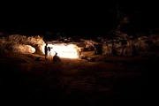 Das Team dreht in einer H&ouml;hle, die vor tausenden Jahren von den Fluten des Colorado Rivers geschaffen wurde.
