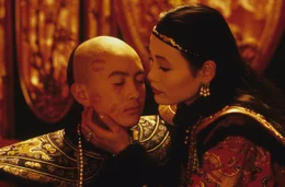 Wang Jung (Joan Chen, r.) weicht dem jungen Kaiser (Wu Tao, l.) nicht von der Seite ...