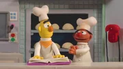 Ernie und Bert arbeiten als Bäcker in ihrer neu eröffneten Backstube. Ernie und Bert arbeiten als Bäcker in ihrer neu eröffneten Backstube.