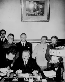 1939 unterzeichnen die Au&szlig;enminister des Deutschen Reiches und der UdSSR einen Vertrag, der weitreichende Folgen f&uuml;r ganz Europa haben sollte.