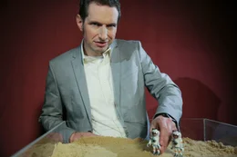 Physiker Holm Gero H&uuml;mmler stellt die Mondlandung mit Spielfiguren nach: Warum halten die Argumente der Verschw&ouml;rungstheoretiker einer wissenschaftlichen Untersuchung nicht stand?